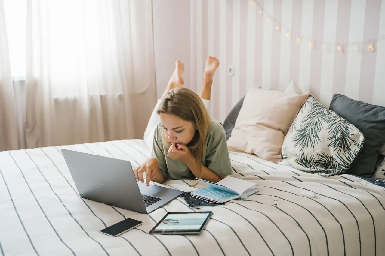 girl on laptop in bedroom - online mortgage application ireland - doddl